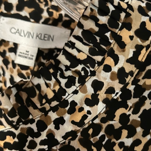Calvin Klein leopard print sleeveless shell. Size M - Picture 3 of 3